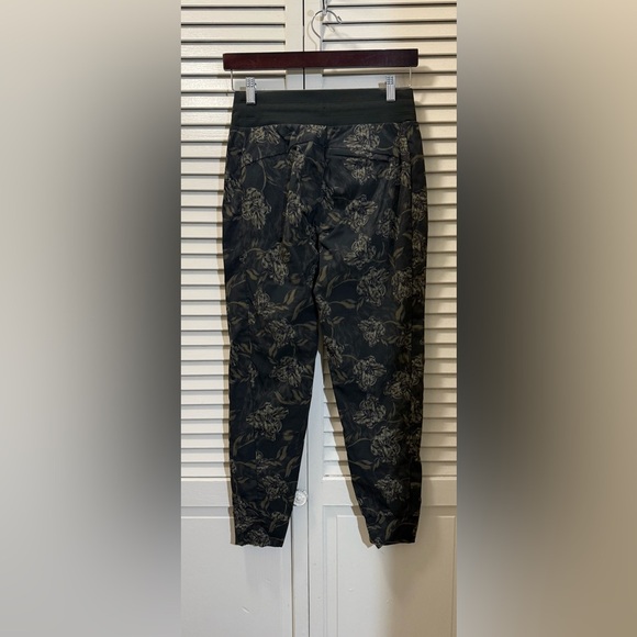 Athleta Trekkie North Printed Jogger, Terra Firma Olive - Picture 5 of 11